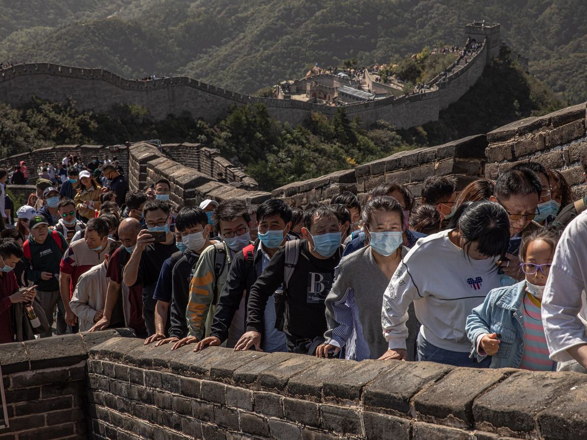 Foto: Varios turistas visitan la Gran Muralla durante las celebraciones por el Día Nacional en Pekín, el pasado jueves. (EFE)