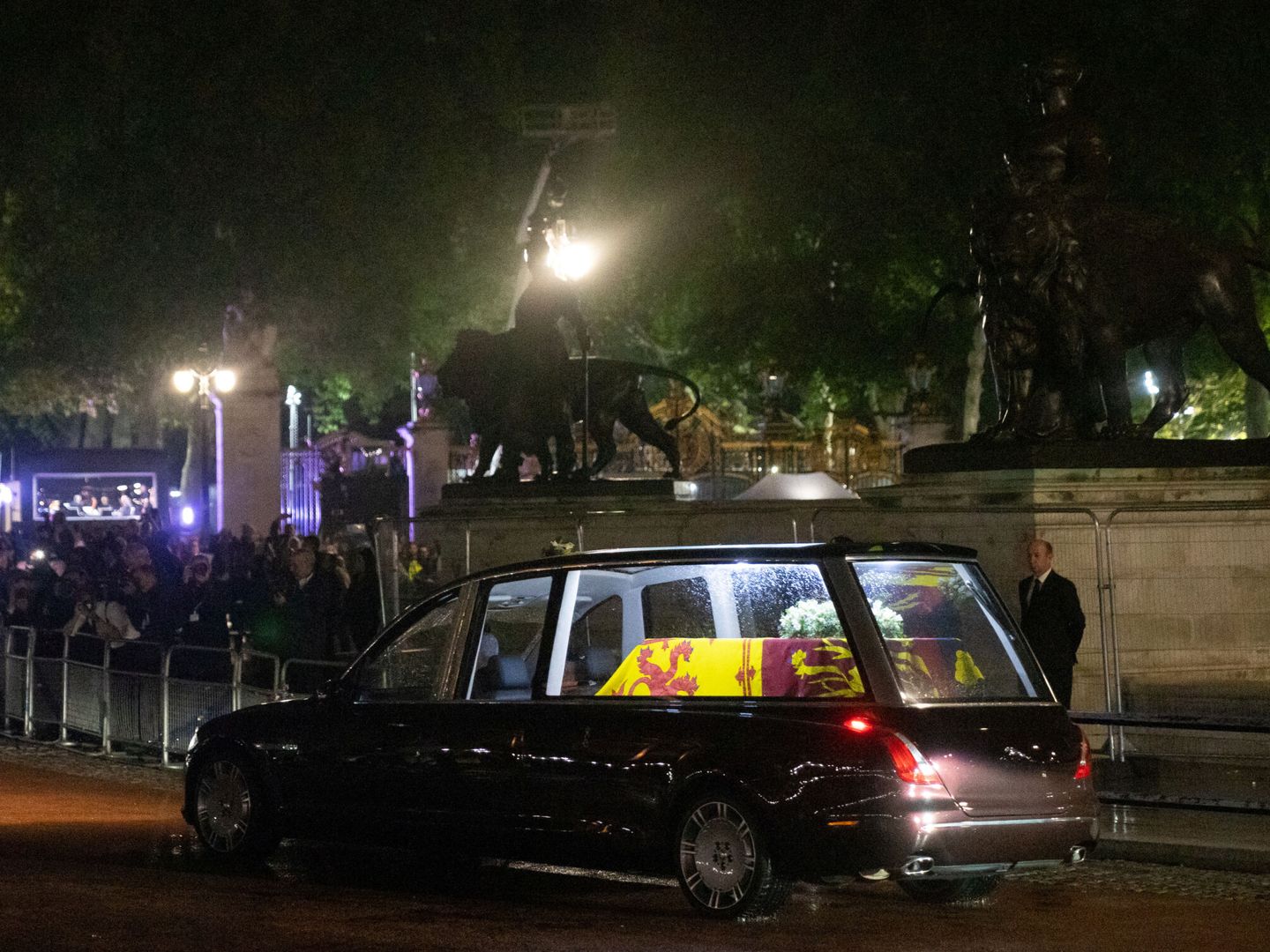 El coche que transporta el féretro de la reina Isabel II llega al palacio de Buckingham. (Reuters/ Maja Smiejkowska)