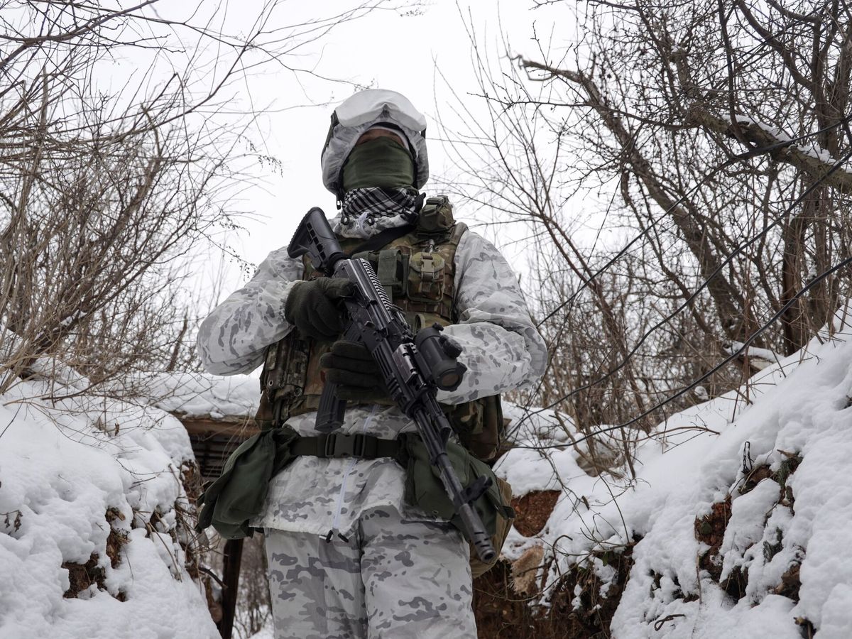 Foto: Un soldado en la línea de contacto con la zona controlada por los separatistas prorrusos en el este de Ucrania. (EFE/Stanislav Kozliuk)