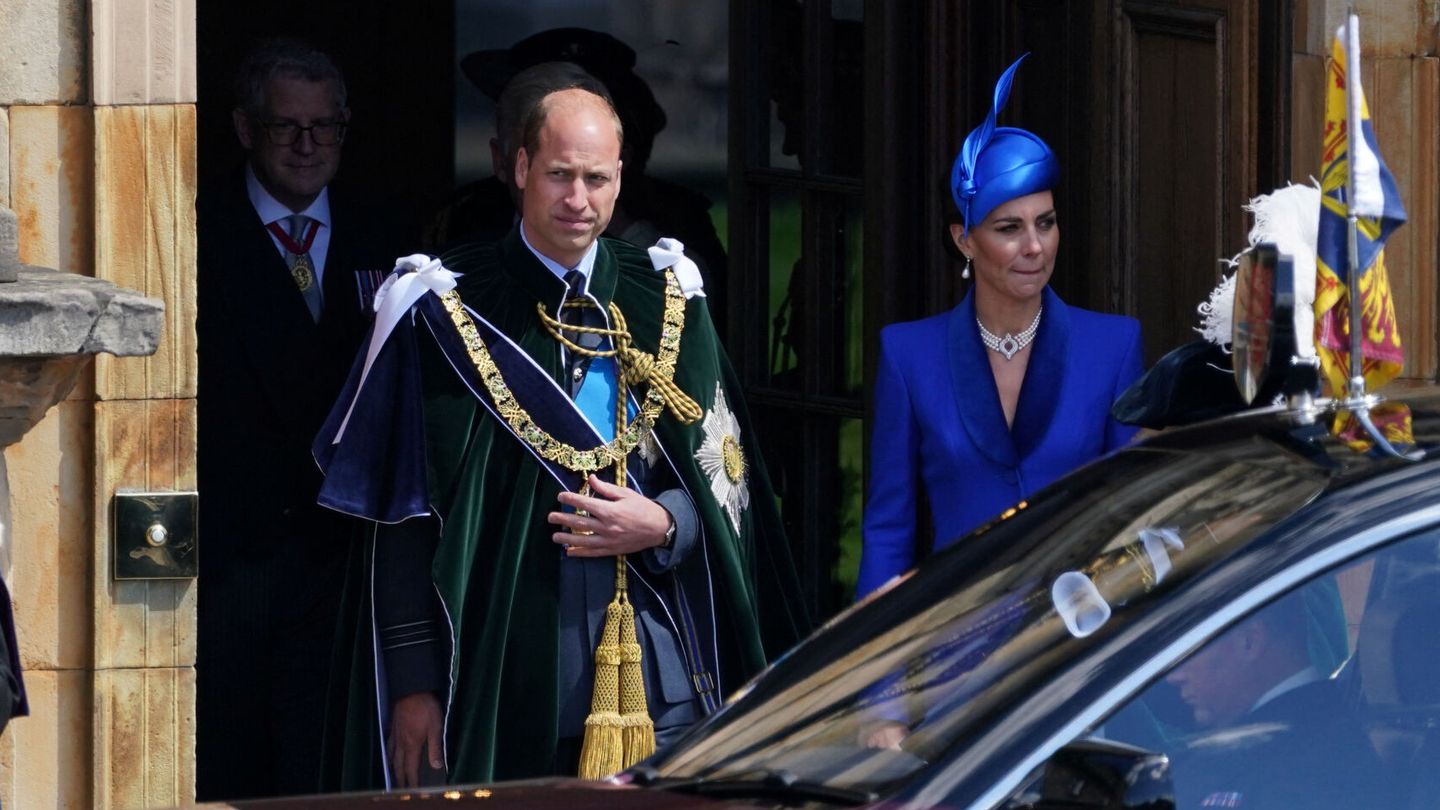 Los príncipes de Gales, de camino a la catedral de St. Giles. (Reuters/Owen Humphreys)