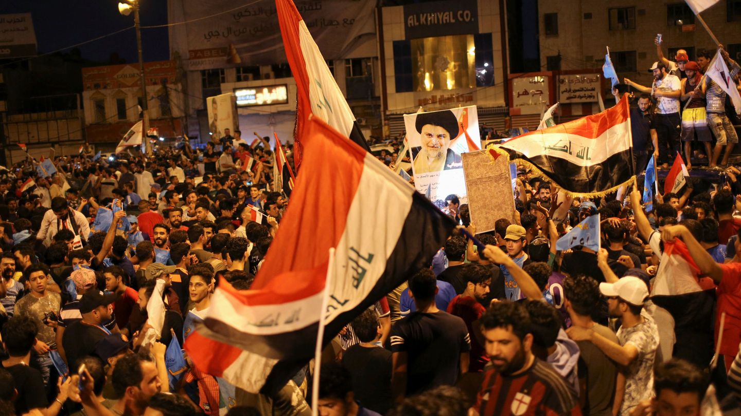 Partidarios de Muqtada Al Sadr celebran los resultados preliminares en Bagdad, el 14 de mayo de 2018. (Reuters)