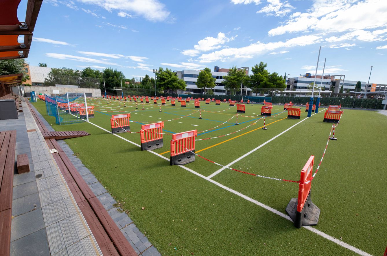 Campo deportivo delimitado por vallas para la entrada de alumnos al British Council School. (D. B.)
