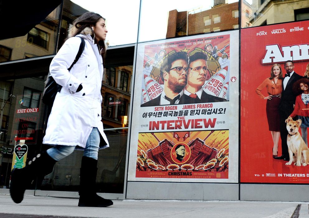 Foto: Vista de un cartel promocional de la película "The Interview" en el teatro Regal de Nueva York (Efe).