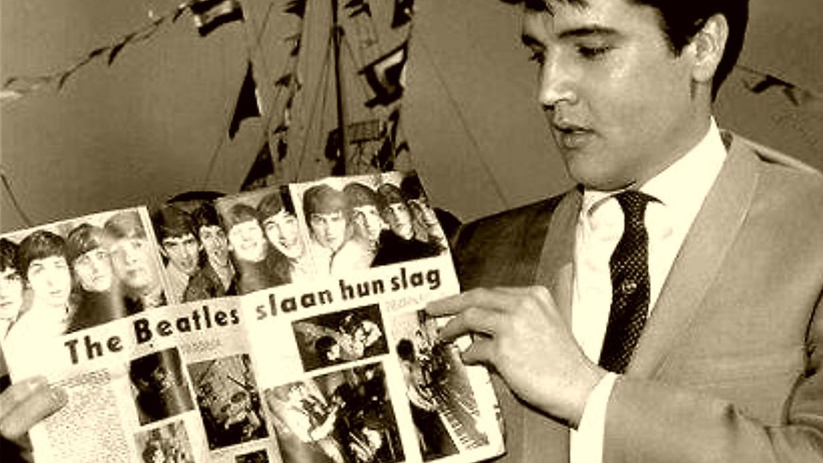 Foto: Elvis Presley muestra un reportaje sobre los Beatles en una revista