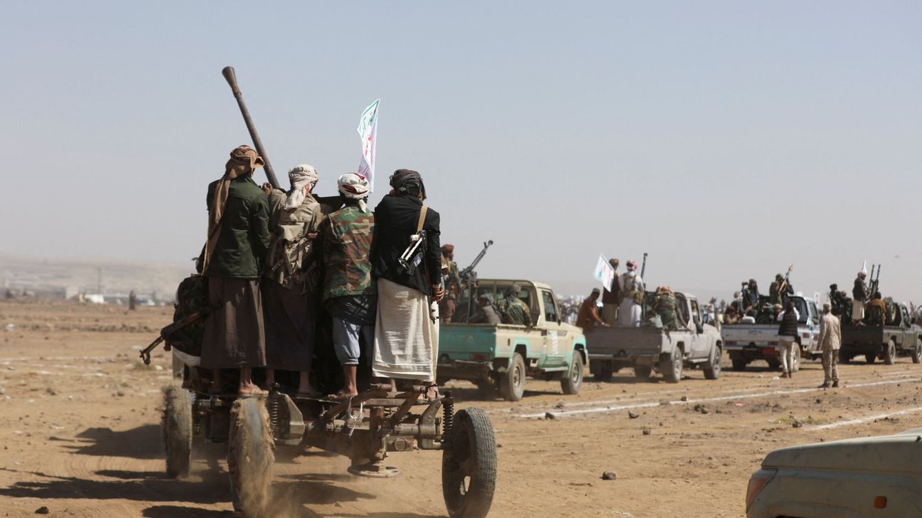 Foto: Hutíes tras los ataques aéreos de Estados Unidos y Reino Unido cerca de Saná, Yemen. (Reuters/Khaled Abdullah)