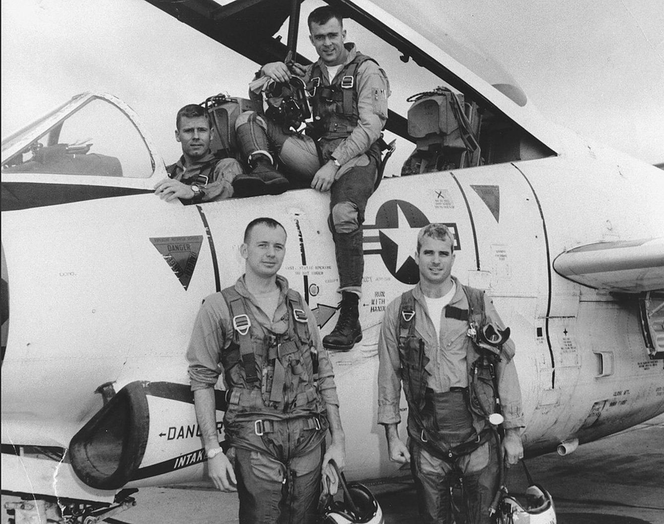 John McCain, abajo a la derecha, con su escuadrón de la Marina en 1965. (EFE)