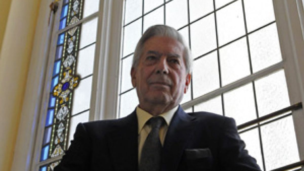 Vargas Llosa se arrepiente de su pasado revolucionario en 'Sables y utopías'