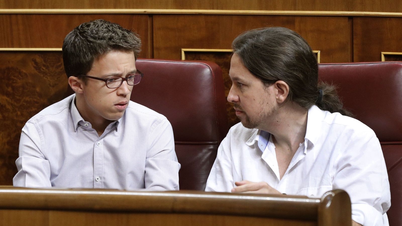 Foto: El secretario general de Podemos, Pablo Iglesias (d), y el portavoz del Grupo Podemos-En Comú-En Marea, Íñigo Errejón, durante la sesión constitutiva de las Cortes. (EFE)