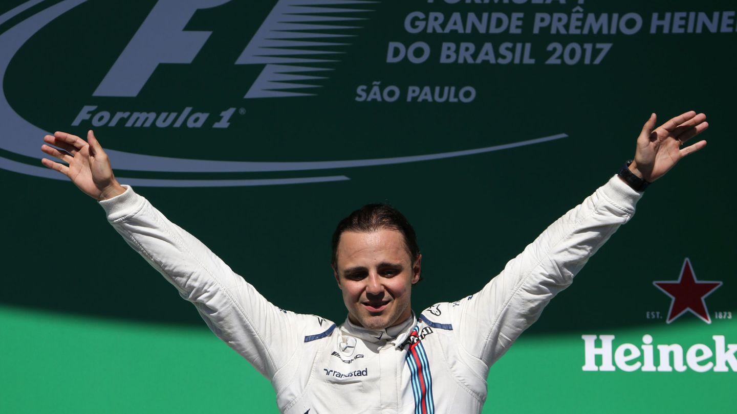 Felipe Massa, séptimo en Brasil, subió al podio para darse un baño de masas en la despedida de su público. (Reuters)