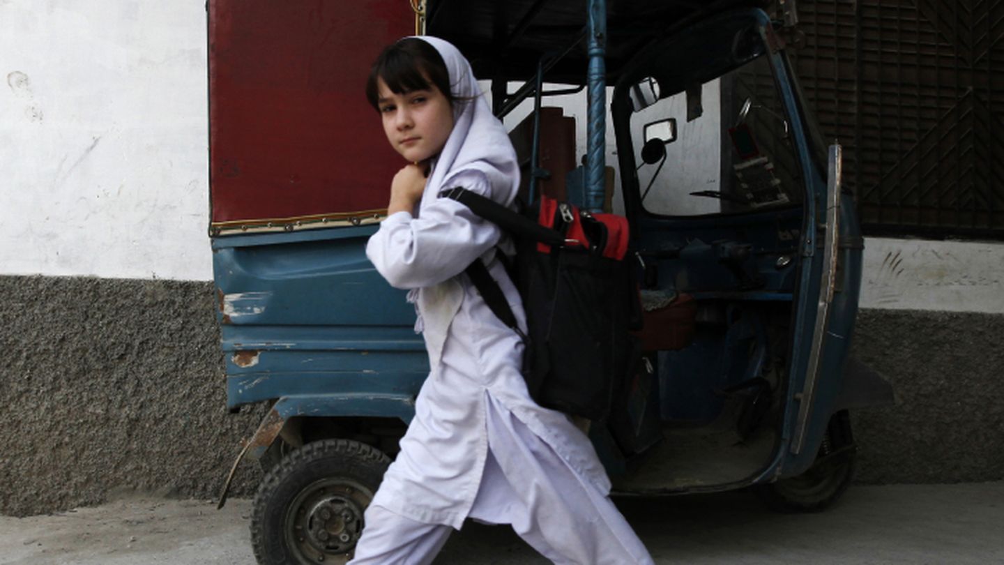 Una niña sale de la escuela de Khushal, en la que estudió Malala, en Pakistán (Reuters).
