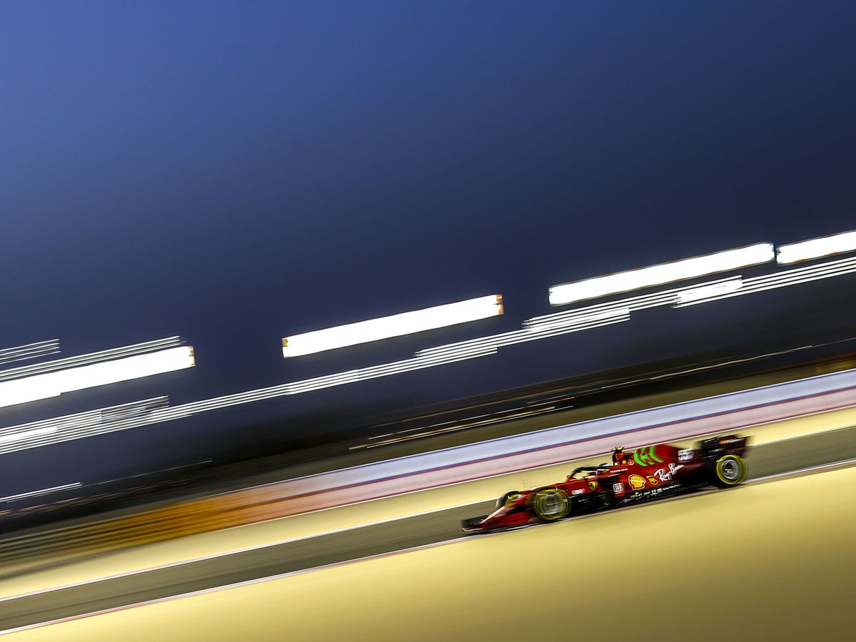 Foto: Carlos Sainz pilota su Ferrari en la primera jornada de la temporada. (Efe)