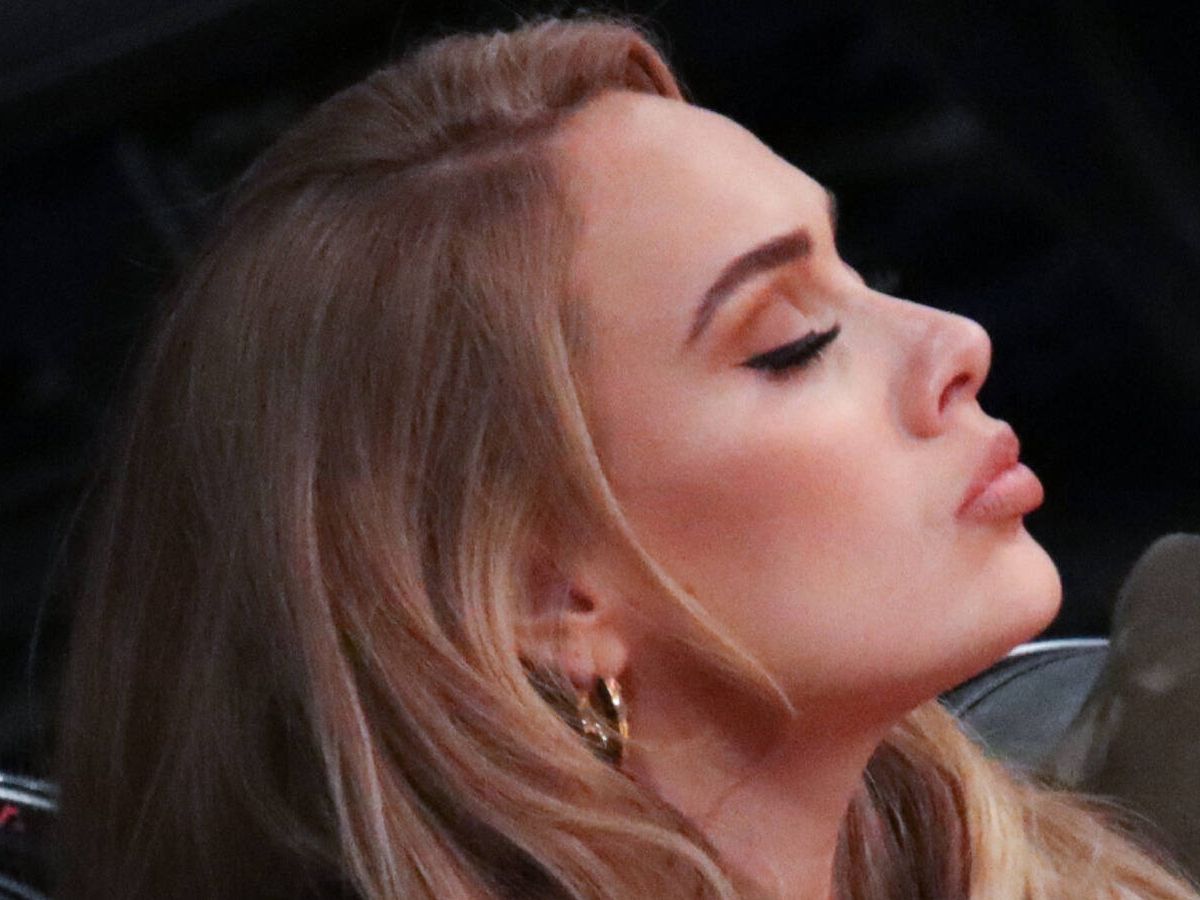 Foto: Adele, en un partido de la NBA con un notable aumento de labios. (Cordon Press)