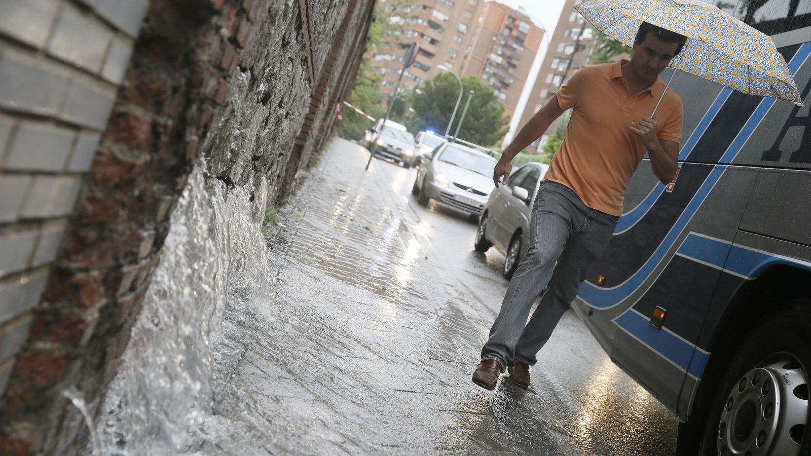 Foto: Un hombre en la calle Bambú de Madrid el pasado 7 de julio (EFE)