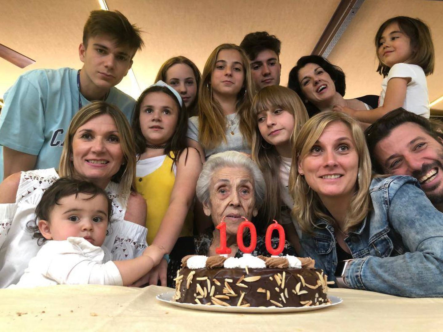 La familia de Pilar celebrando su centésimo cumpleaños
