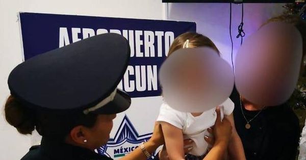 Foto: Fotografía cedida por la Policía Federal mexicana de una menor de edad de nacionalidad española que fue rescatadaen el Aeropuerto Internacional de Cancún (México), cuando su captora pretendía trasladarla a Turquía (EFE)