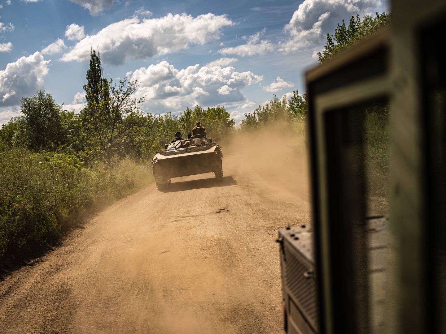 Con el verano y las altas temperaturas los caminos embarrados del este de Ucrania se convierten en autopistas de polvo que por las que transitan los blindados camino del frente (Foto: Fermín Torrano)