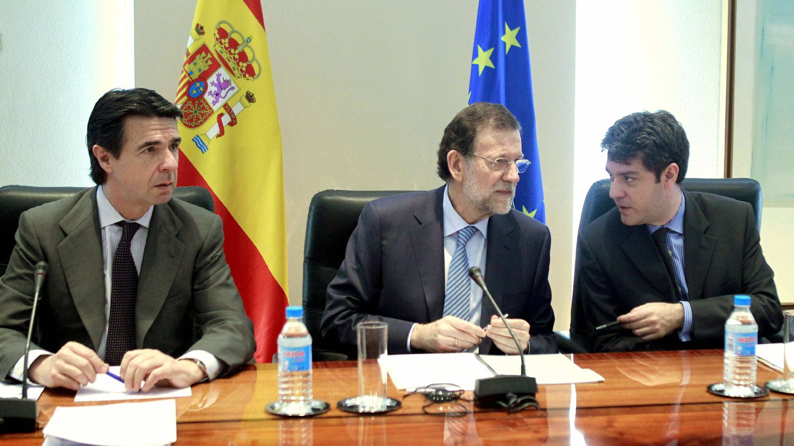 Foto: Foto de archivo del exministro de Industria José Manuel Soria, junto con el presidente del Gobierno, Mariano Rajoy, y el actual ministro de Energía, Álvaro Nadal. (EFE)