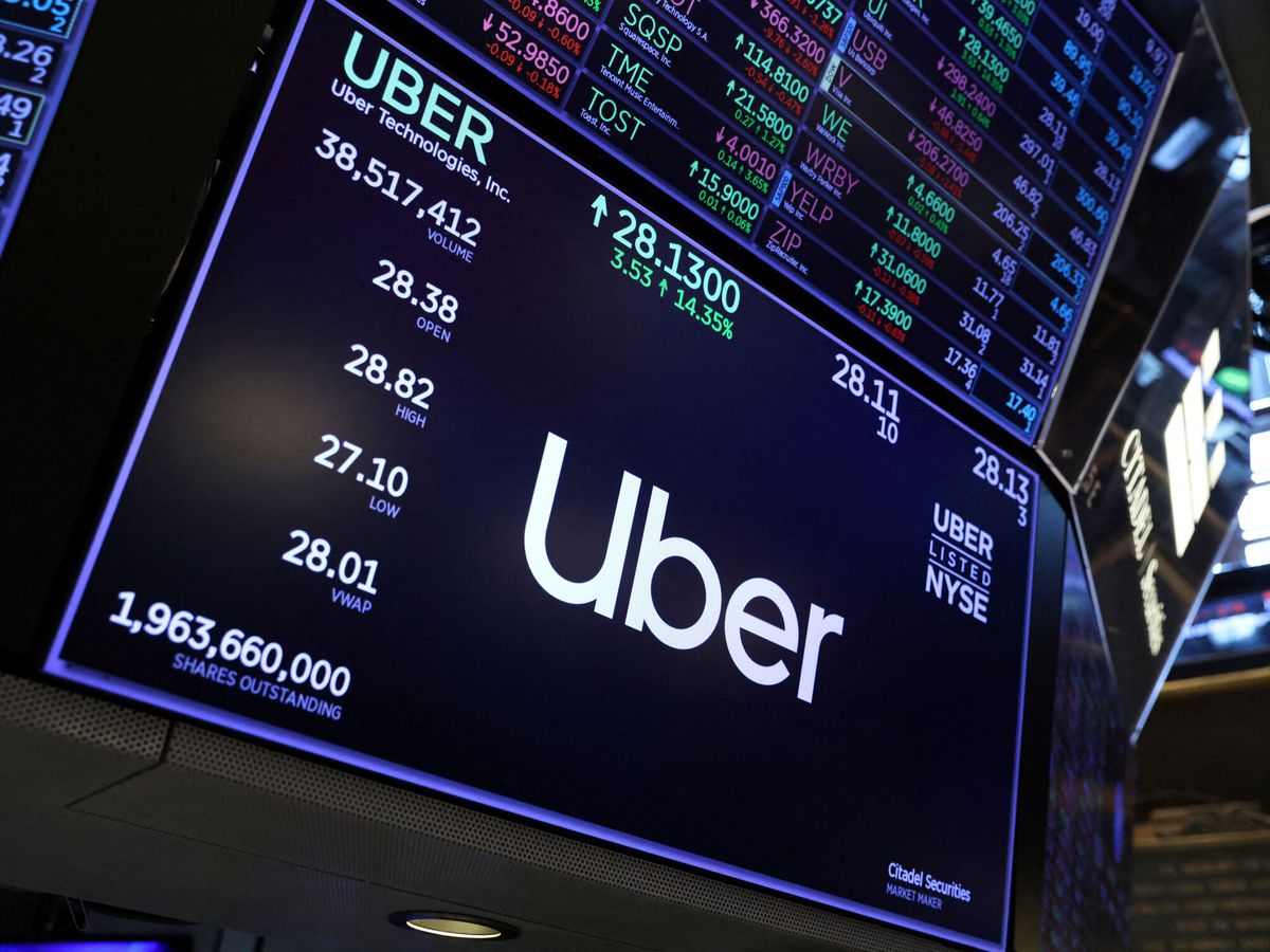Foto: Logo de Uber con su cotización en Wall Street. (Reuters/Andrew Kelly) 