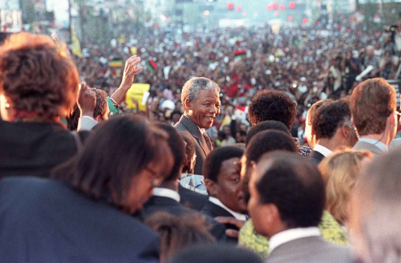 Nelson Mandela saluda a miles de seguidores en Harlem, Nueva York, el 21 de junio de 1990. (Reuters) 
