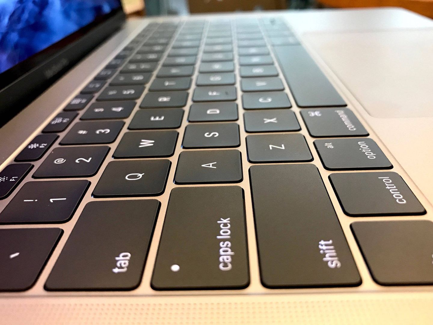 El teclado del MacBook en el que se levantan o encajan las teclas