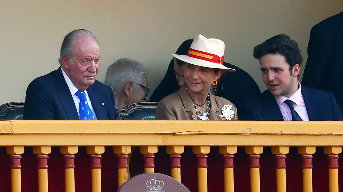 El rey Juan Carlos, junto a la infanta Elena y Froilán, en una imagen de archivo. (Reuters/Juan Medina)