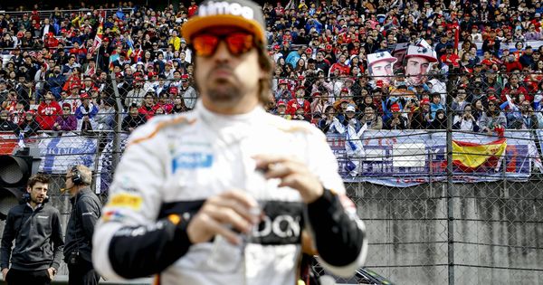 Foto: Al fondo, seguidores de Fernando Alonso en la tribuna principal del Circuito de Shanghái este domingo durante el GP de China. (Imago)
