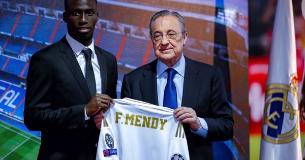 Foto: Ferland Mendy posa con la camiseta del Real Madrid junto a Florentino Pérez durante la presentación del francés. (Efe)