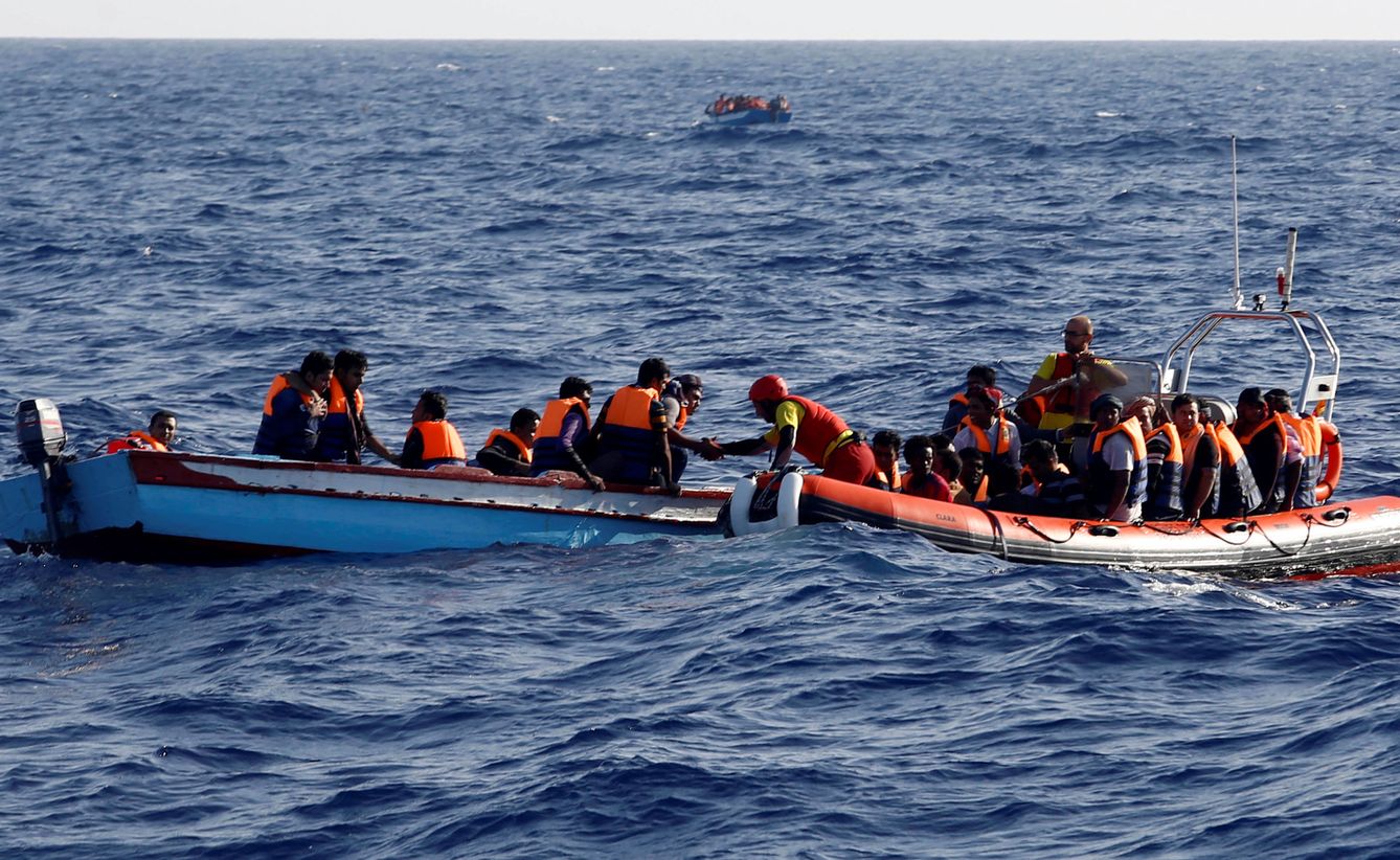 Imagen de una embarcación con refugiados en las costas libias | Reuters
