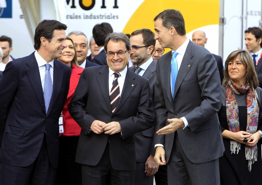 Foto: El Príncipe Felipe (2d), acompañado del ministro de Indusria, José Manuel Soria (i) y el president de la Generalitat, Artur Mas (2i), en la inauguración del MWC