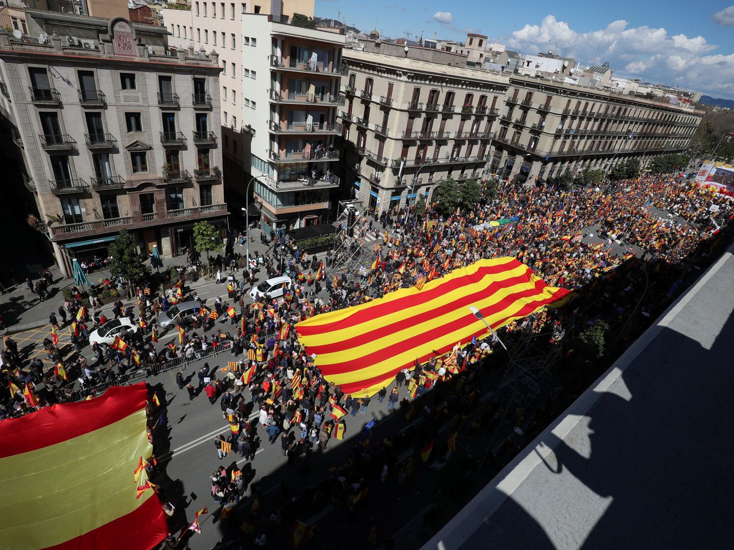 Desfile de banderas de España y senyeras en Barcelona. (Reuters)