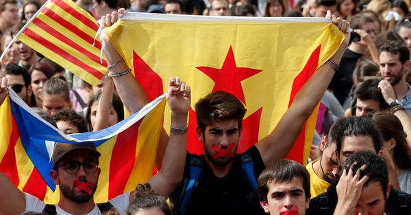 Foto: 'La Vanguardia' la lía con una traducción del 'NYT' sobre el conflicto catalán. (Reuters)