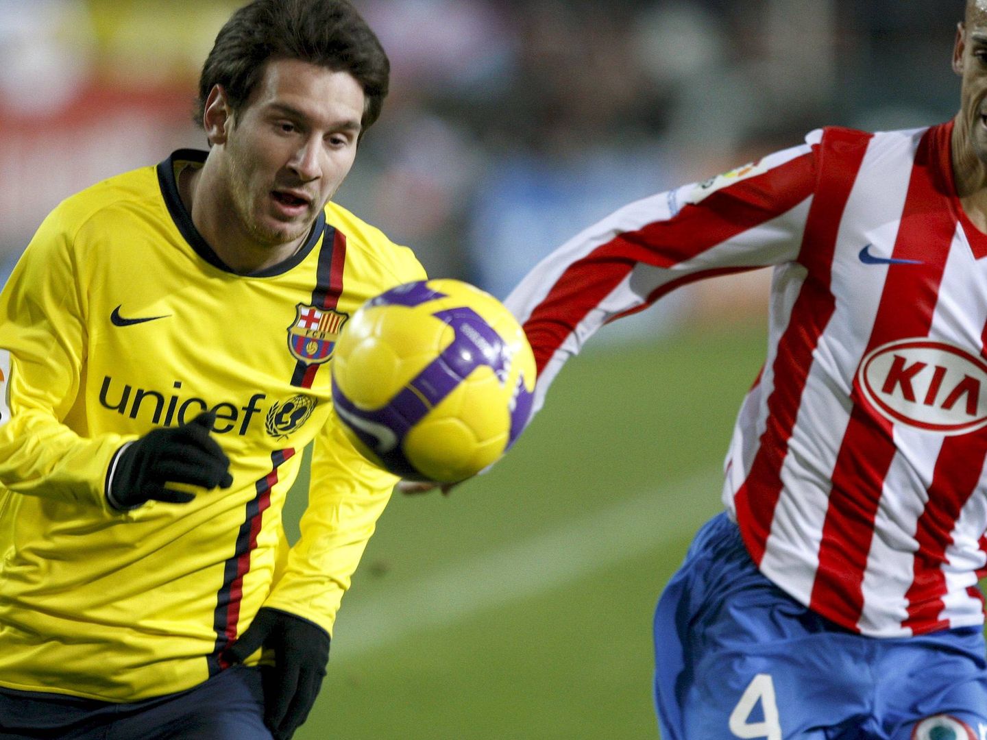 Mariano Pernía junto a Messi. (EFE)