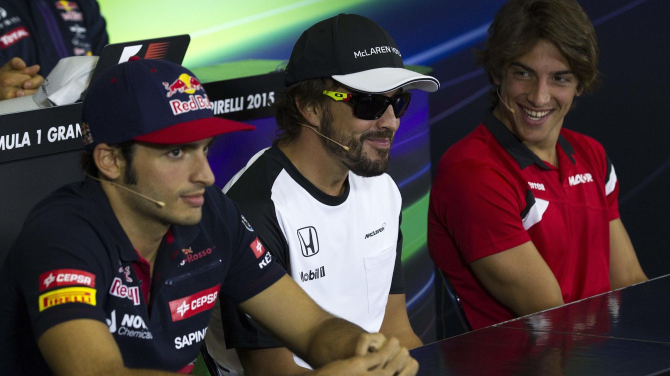 Foto: Rueda de prensa previa al GP de España con Carlos Sainz, Fernando Alonso y Roberto Merhi (Efe)