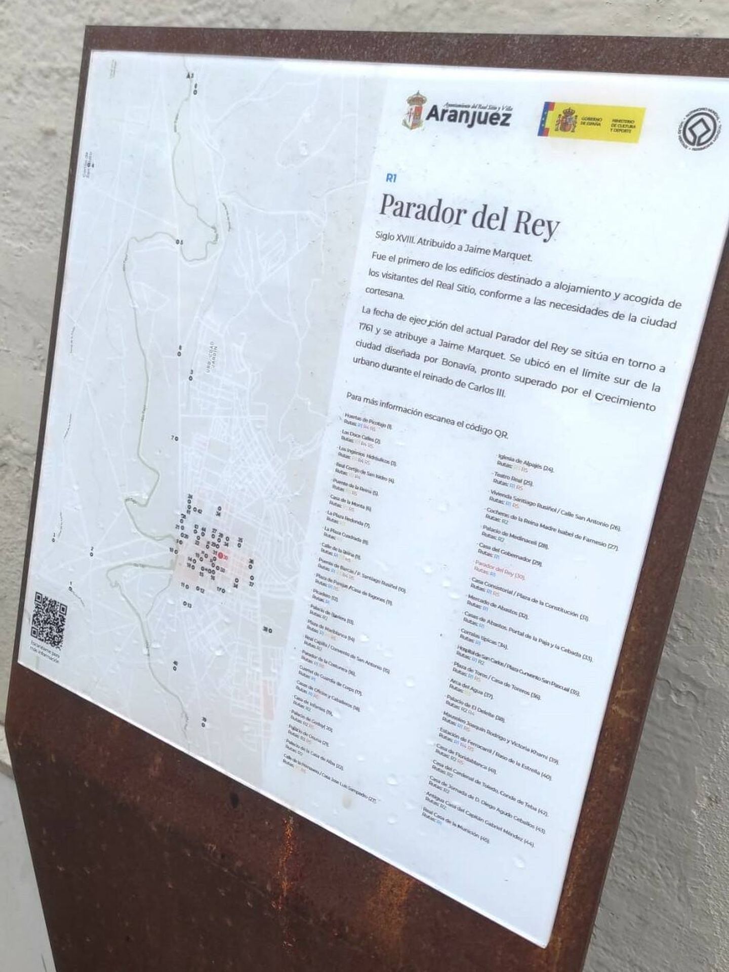 Un cartel frente a cada edificio patrimonial de la ciudad. Ofrece un código QR y una breve descripción de los lugares que visitar. (L.B.)