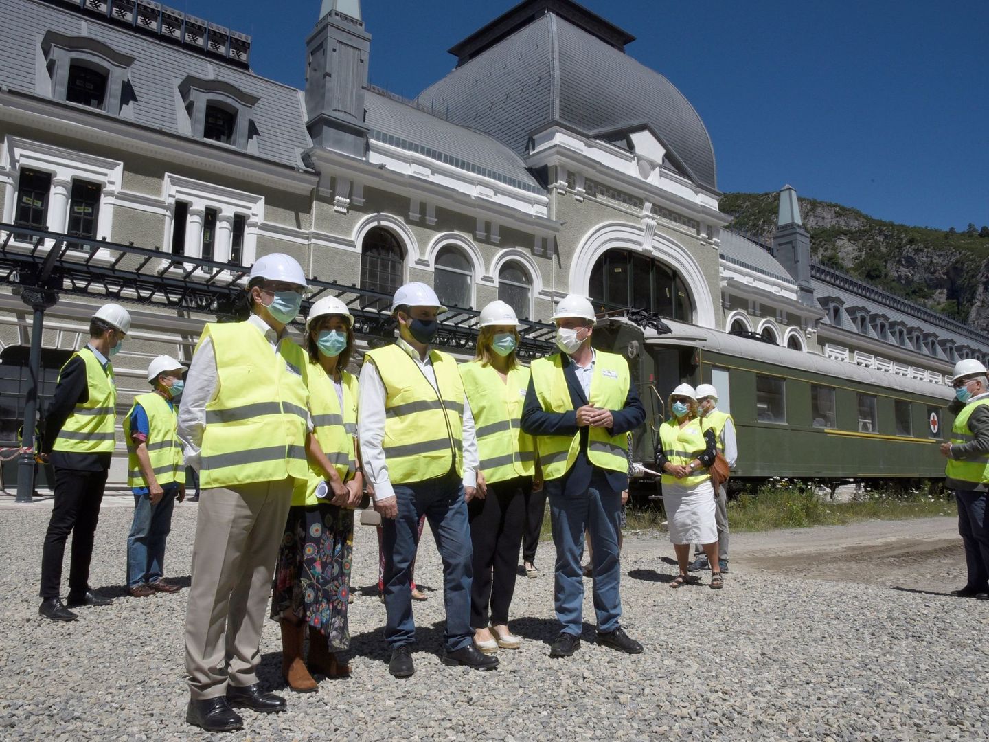 Ábalos visita a las obras de rehabilitación de la estación internacional de Canfranc. (EFE)