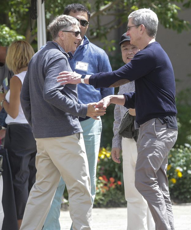 Foto: Bill Gates, fundador de Microsoft, saluda al CEO de Apple, Tim Cook, en una conferencia en julio (Efe)