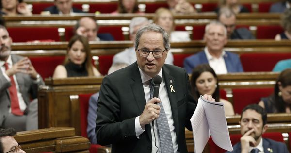 Foto: El presidente de la Generalitat, Quim Torra, contesta a una pregunta de la oposición durante una sesión de control celebrada en el Parlament. (EFE)