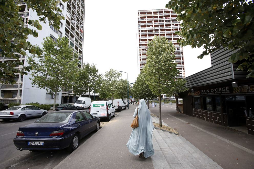 Chehrazad, de 36 años, camina por una calle de Mantes-la-Jolie, un suburbio de París (Reuters).