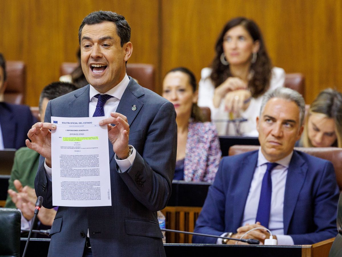 Foto: Elías Bendodo observa a Juanma Moreno desde su escaño en el Parlamento andaluz. (EFE / Julio Muñoz)