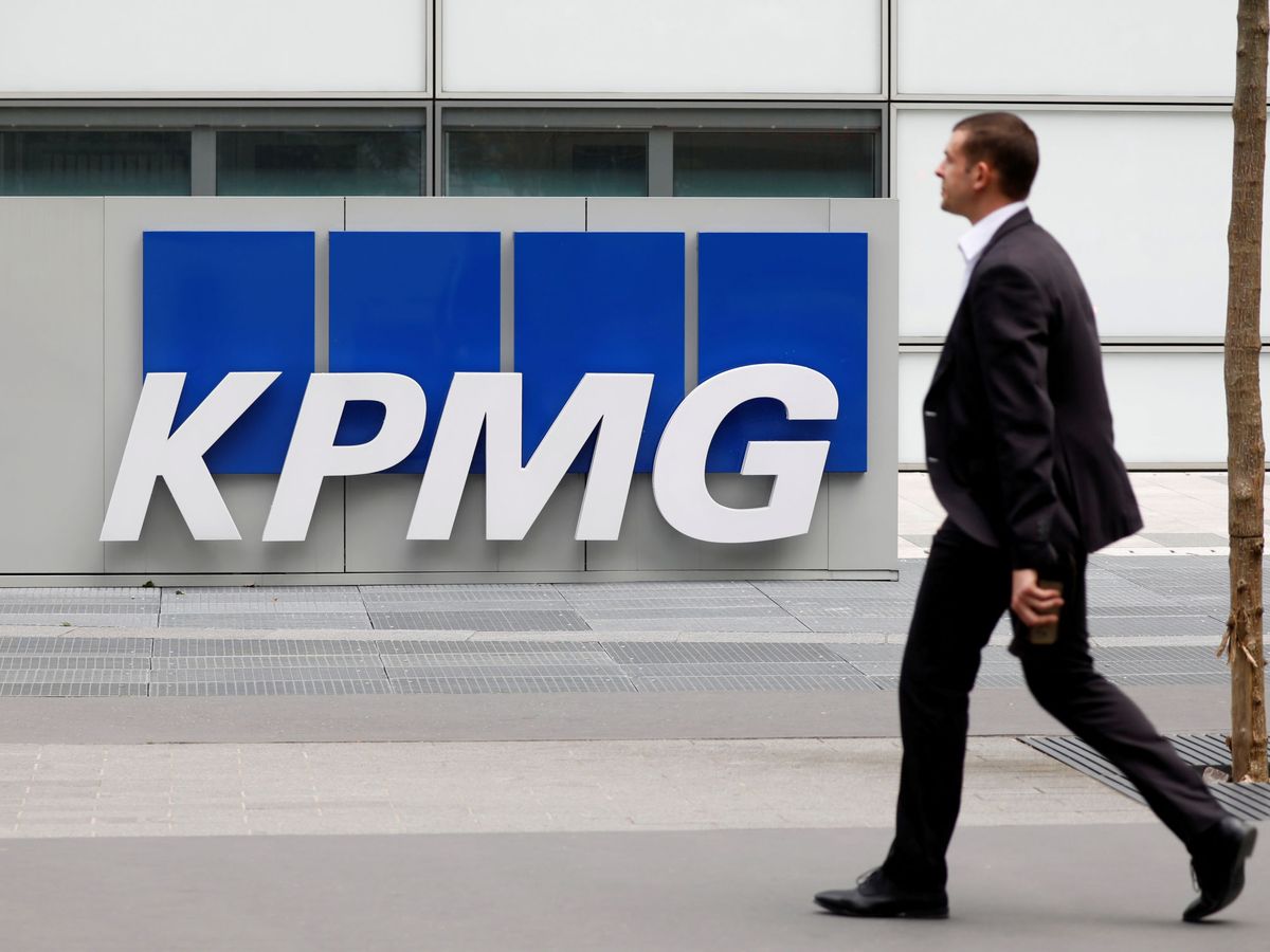 Foto: Un empleado, entrando en una sede de KPMG. (Reuters)