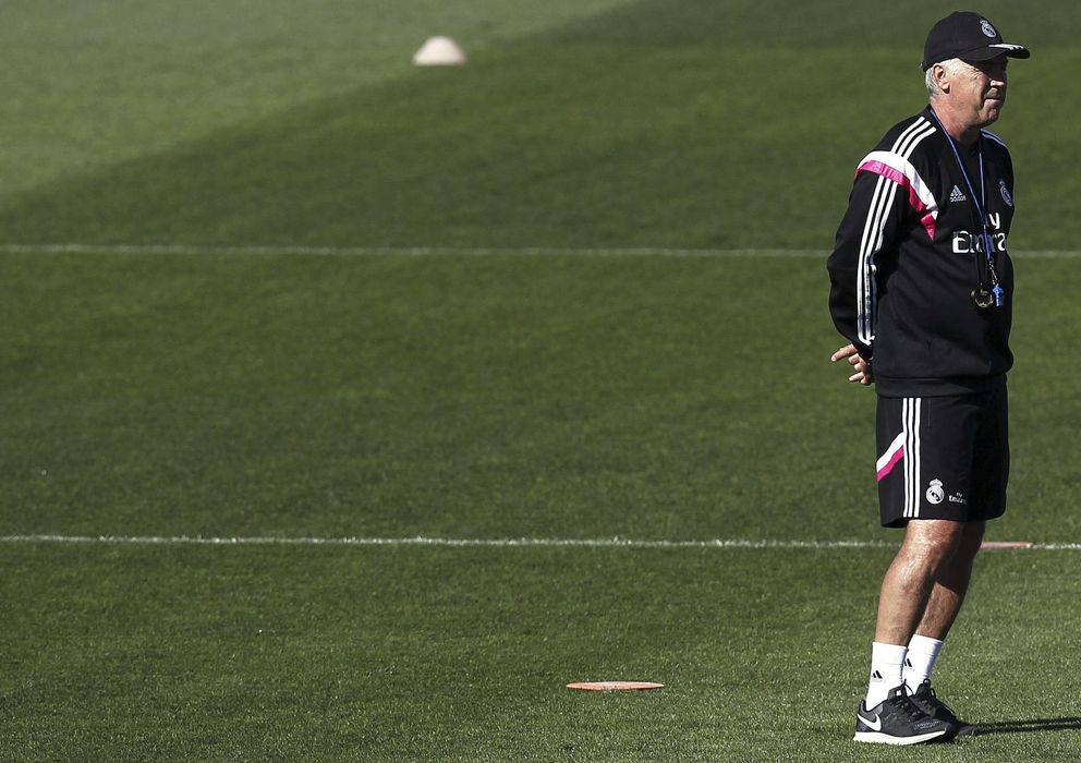 Foto: Carlo Ancelotti, en un entrenamiento del Real Madrid (EFE)