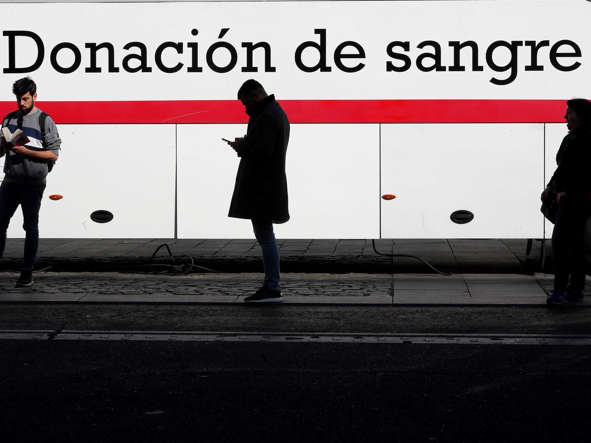 Foto: Donación de sangre en los alrededores de la Puerta del Sol de Madrid. (EFE/Chema Moya)