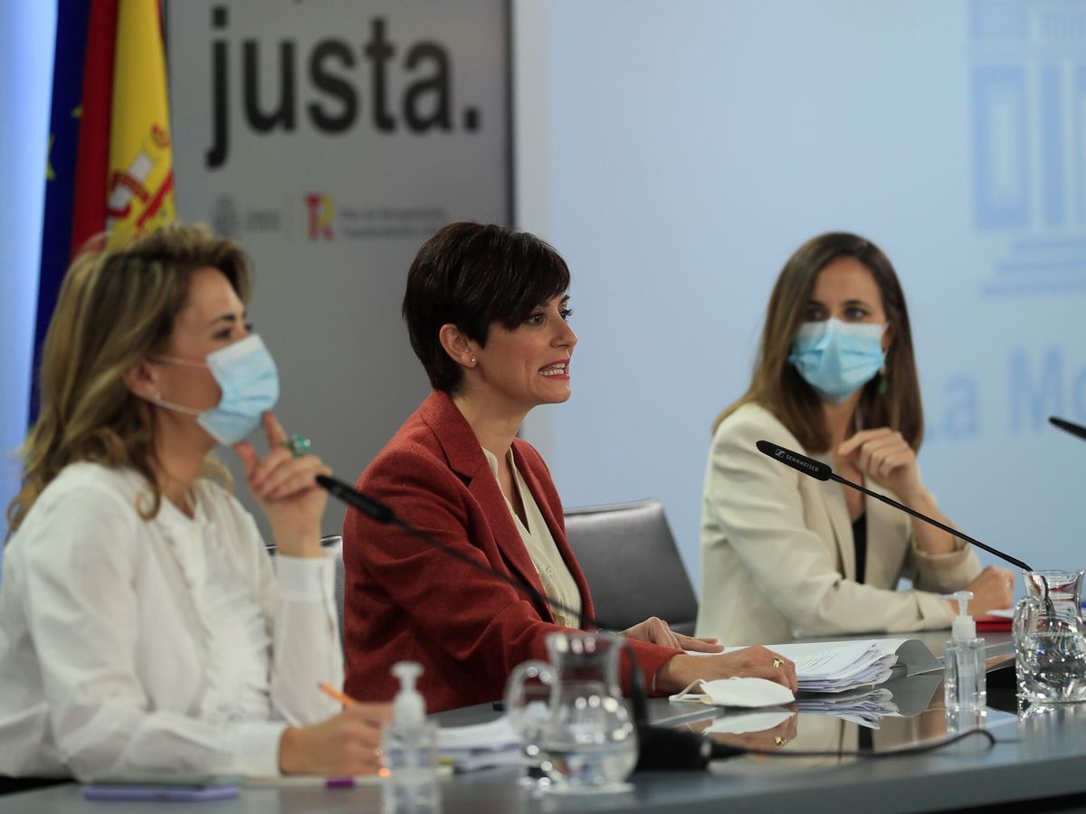 Foto: La ministra portavoz, Isabel Rodríguez (c); junto a la ministra de Transportes, Raquel Sánchez (i), y la ministra de Derechos Sociales, Ione Belarra, durante la rueda de prensa tras el Consejo de Ministros. (EFE/Fernando Alvarado)