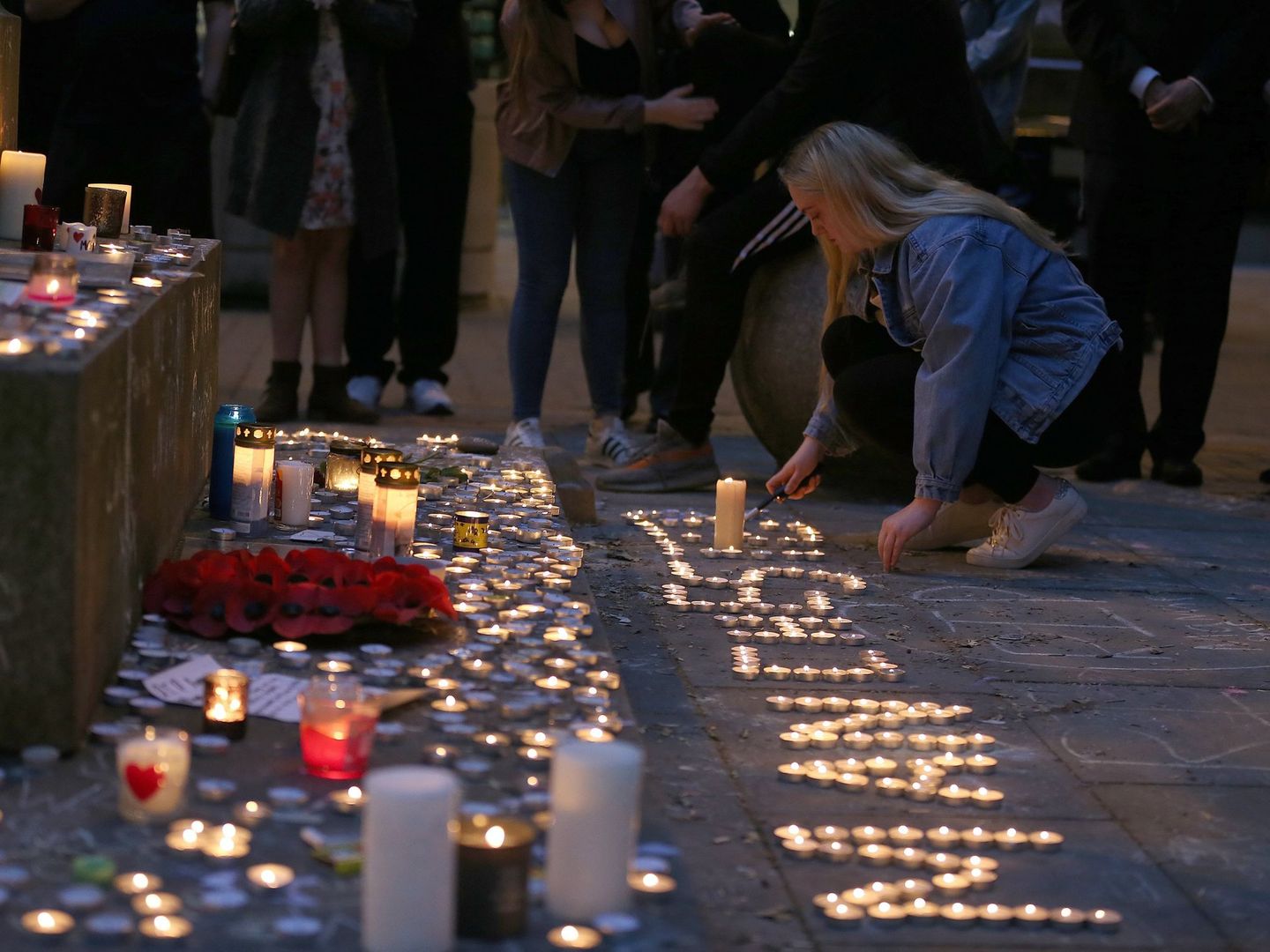 Cientos de personas, en una vigilia en honor a las víctimas del atentado terrorista de Mánchester. (EFE)
