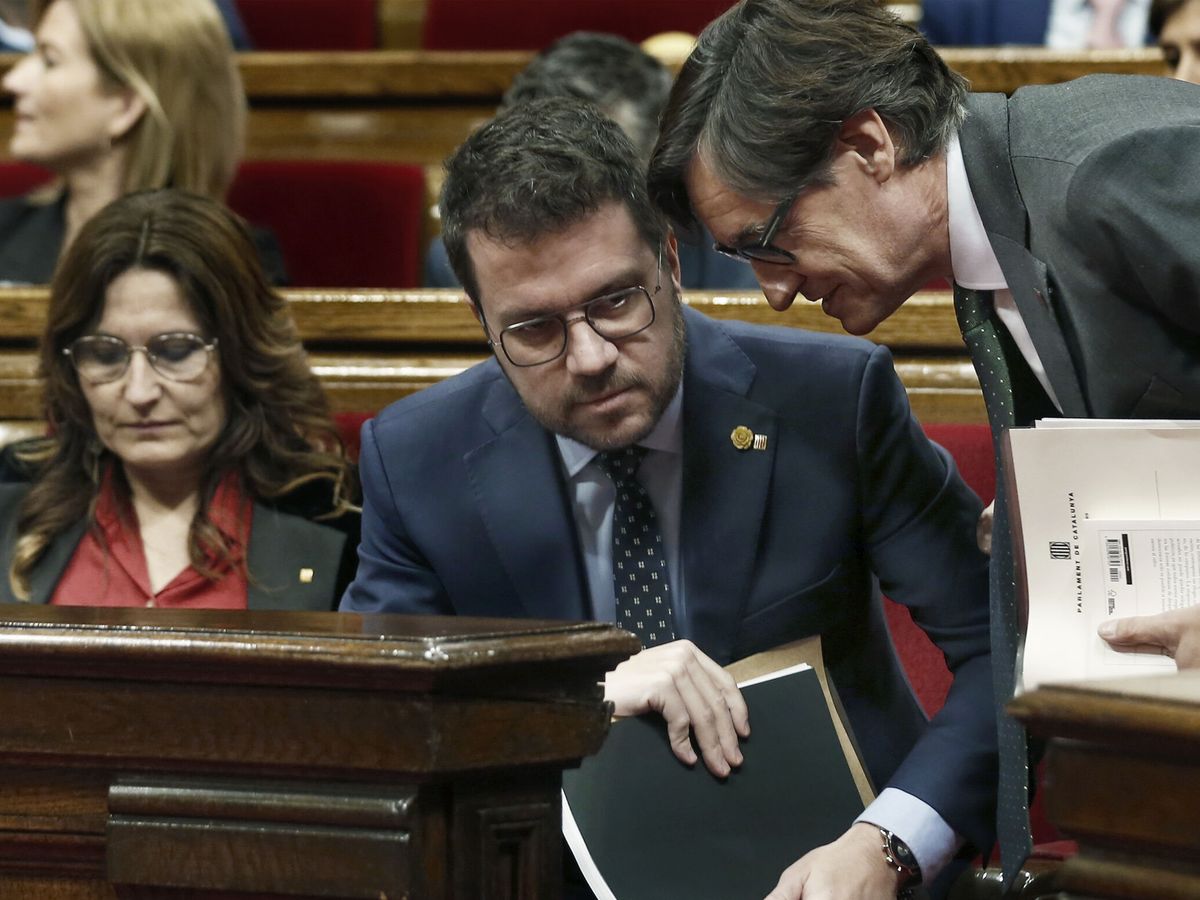 Foto: El líder del PSC, Salvador Illa, conversa con el presidente de la Generalitat, Pere Aragonès, en la sesión de control del Parlament. (EFE/Andreu Dalmau)
