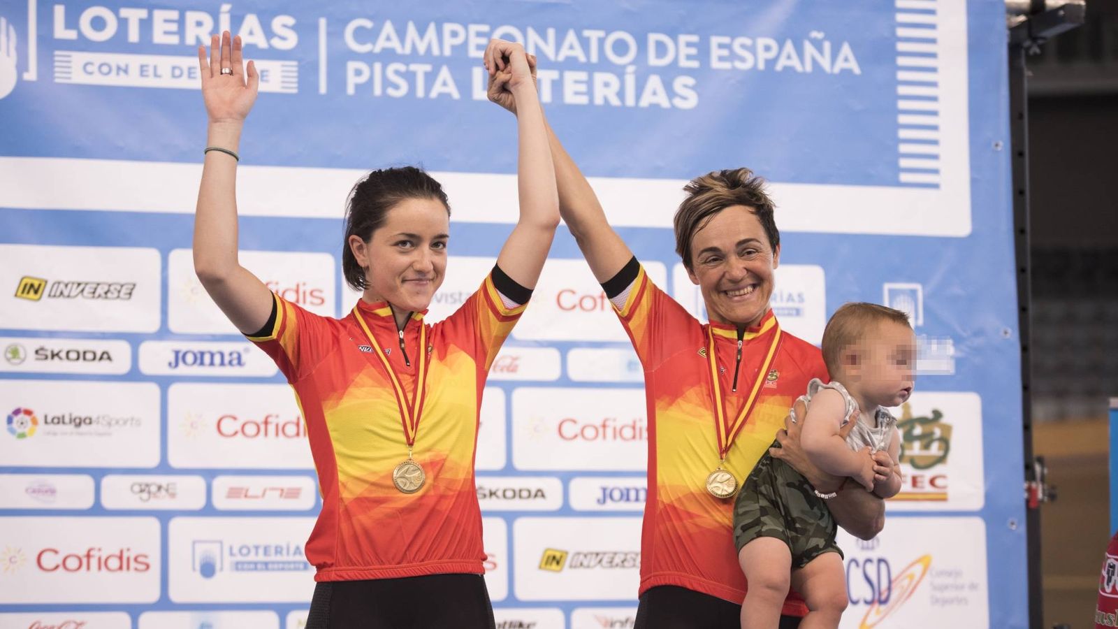 Foto: Leire Olaberria subió a su hijo al podio tras ganar el oro en madison junto a Eukene Larrarte en el Campeonato de España de octubre de 2017.