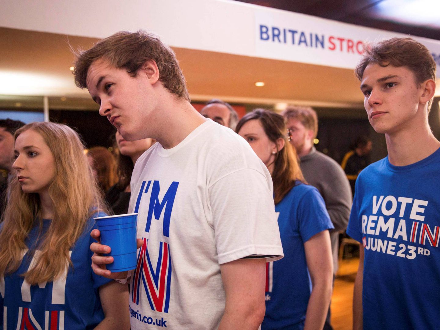 Seguidores de la campaña Stronger In reaccionan tras conocerse los resultados del referéndum del Brexit, en Londres. (Reuters)