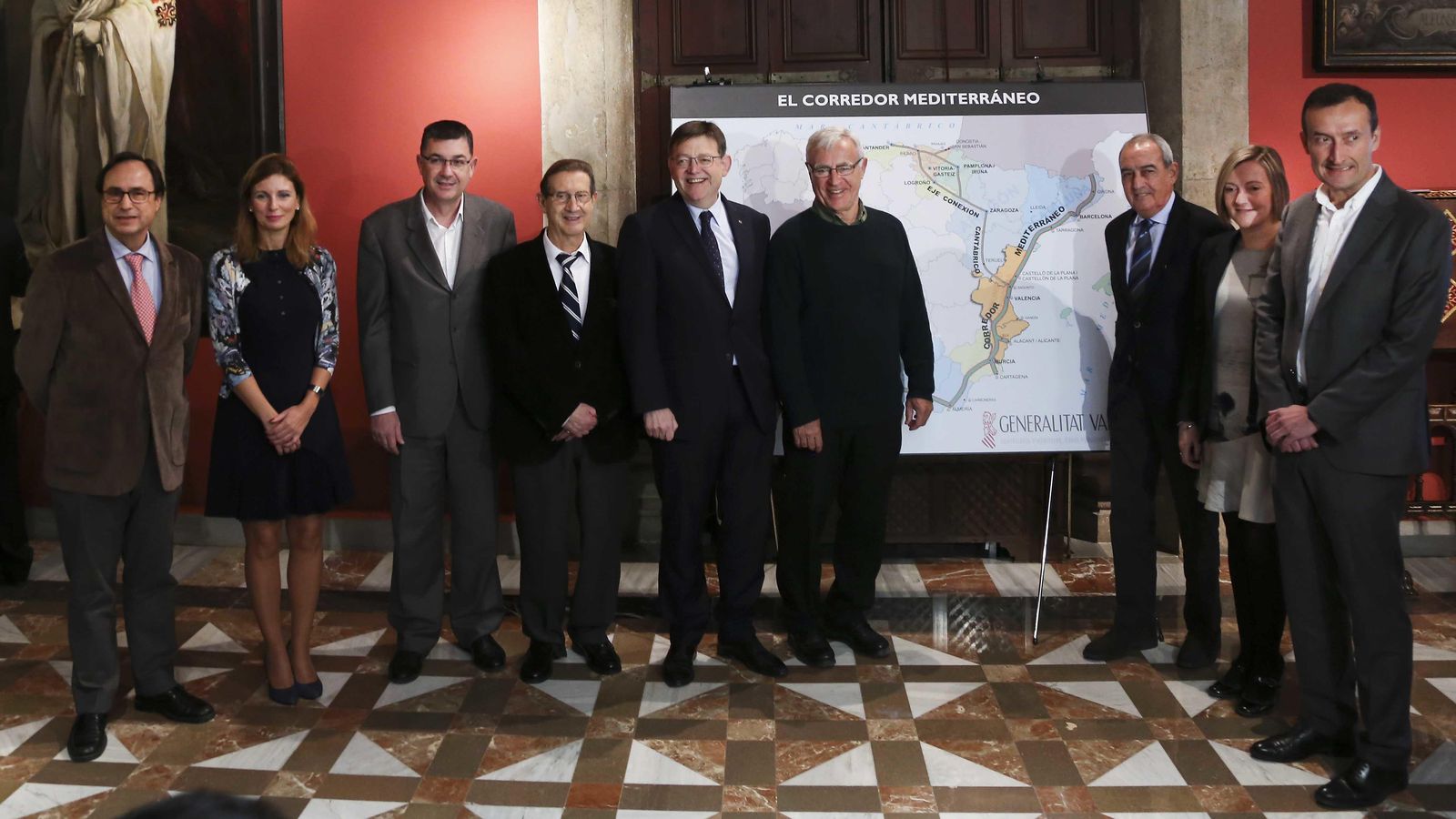 Foto: El 'president' de la Generalitat, Ximo Puig (i), y el alcalde de Valencia, Joan Ribó, en el acto de la firma del 'Manifiesto por Valencia del Corredor Mediterráneo'.