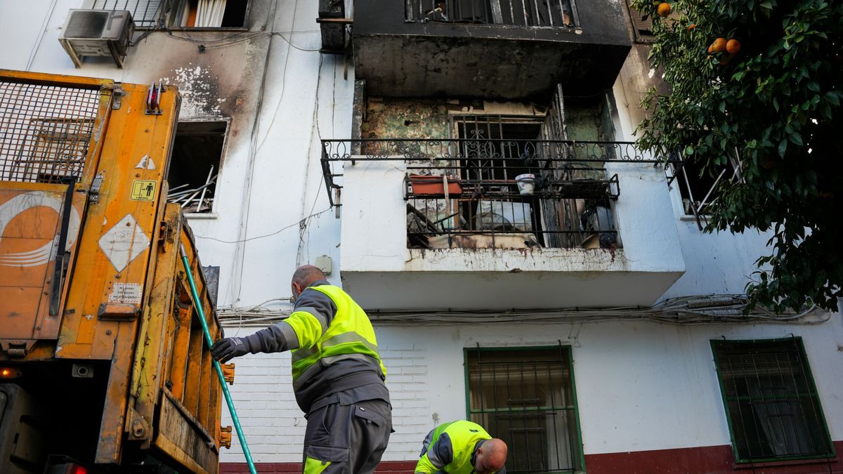 Un incendio en Sevilla deja al menos diez vecinos afectados por inhalación de humo 