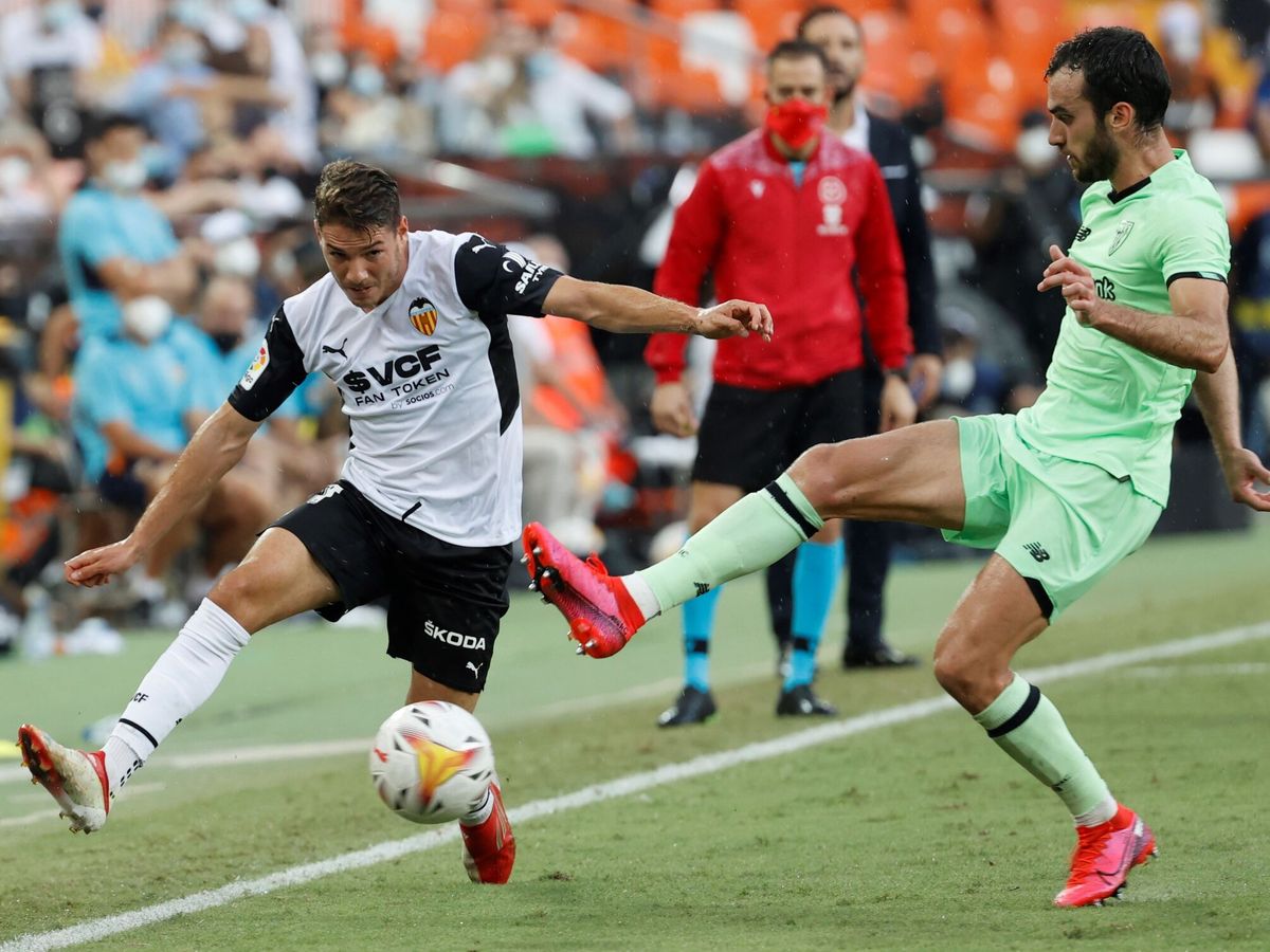 Foto: El delantero del Valencia Manu Vallejo (i) disputa el balón ante el defensa del Atheltic Íñigo Lekue (d) durante el partido de LaLiga. (EFE)